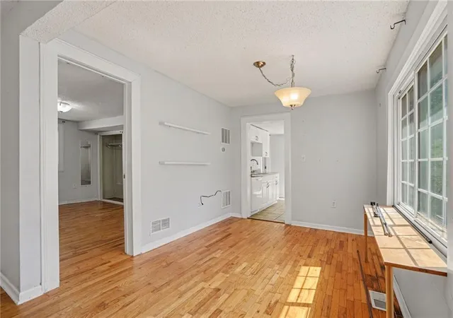 Photo 4 of Sale Pending at 7811 Summit St, Kansas City, MO 64114 | MLS# 2641273 | Listing updated on 2026-09-13