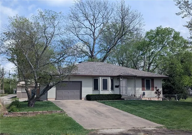 Photo 1 of Sale Pending at 701 S Oakland St, Harrisonville, MO 64701 | MLS# 2641277 | Listing updated on 2026-09-30