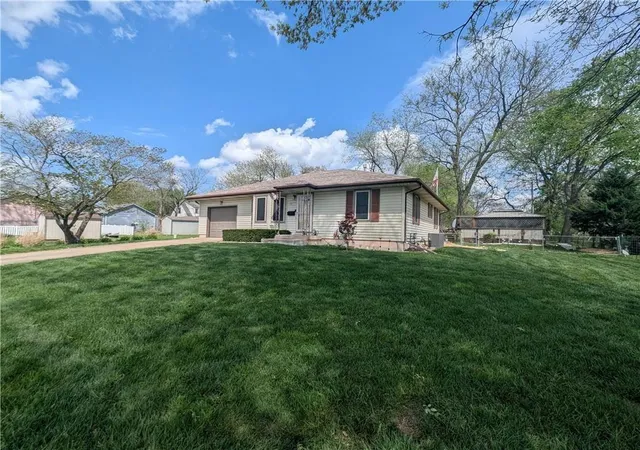 Photo 2 of Sale Pending at 701 S Oakland St, Harrisonville, MO 64701 | MLS# 2641277 | Listing updated on 2026-09-30