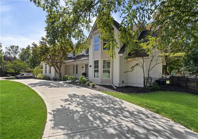 Photo 3 of Single family home for sale at 10426 Alhambra St, Overland Park, KS 66207 | MLS# 2641302 | Listing updated on 2026-09-29