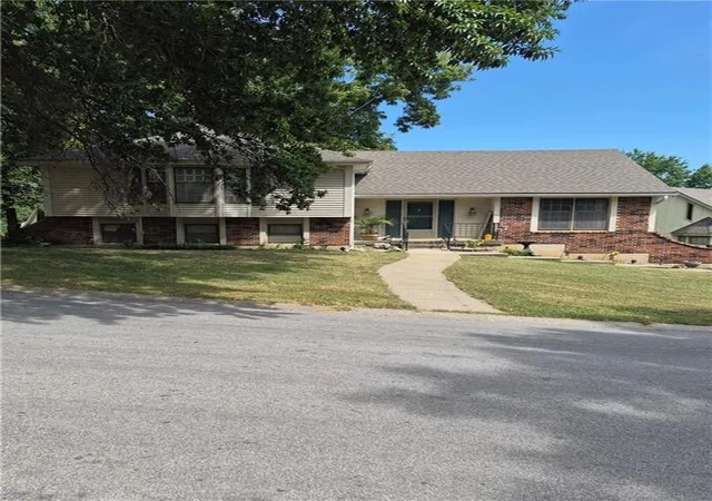 Single family home for sale at 18500 E 27th Street S, Independence, MO 64057 | MLS# 2641310