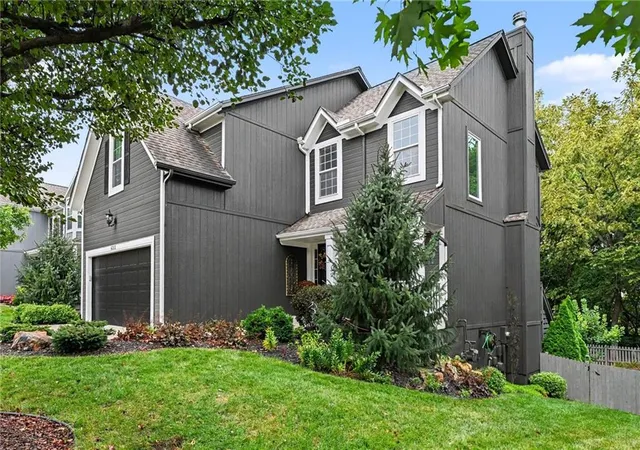 Photo 3 of Single family home for sale at 6352 Lakecrest Dr, Shawnee, KS 66218 | MLS# 2641314 | Listing updated on 2026-10-09
