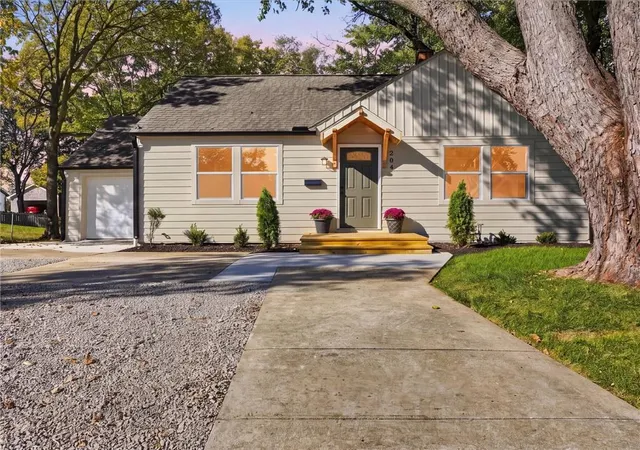 Single family home for sale at 204 Westview Pl, Excelsior Springs, MO 64024 | MLS# 2641315