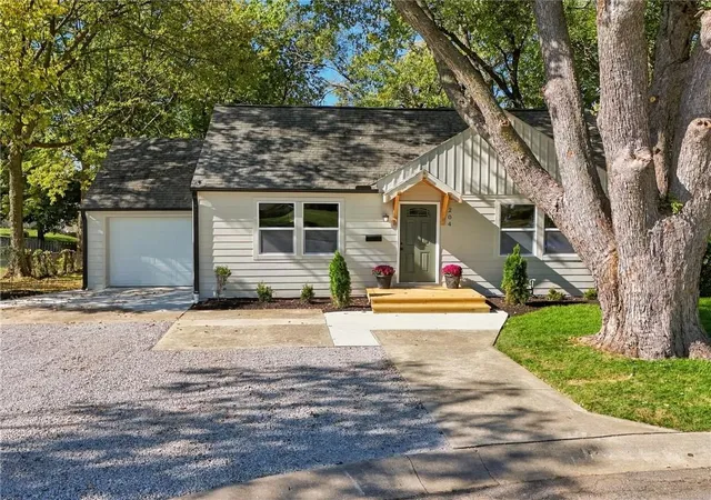 Photo 3 of Single family home for sale at 204 Westview Pl, Excelsior Springs, MO 64024 | MLS# 2641315 | Listing updated on 2026-10-24