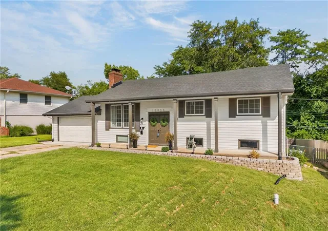 Photo 2 of Sale Pending at 10923 Myrtle Ave, Kansas City, MO 64137 | MLS# 2641317 | Listing updated on 2026-10-05