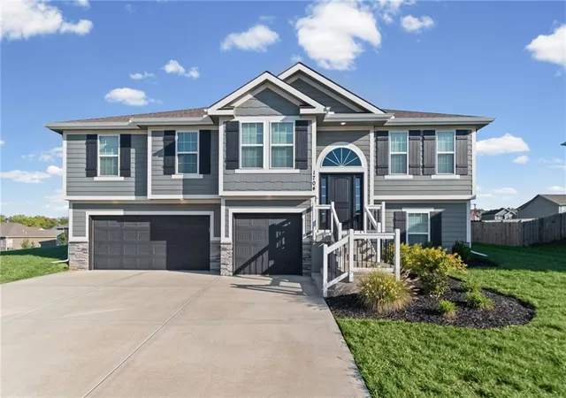 Photo 1 of Single family home for sale at 1704 Willow Ln, Kearney, MO 64060 | MLS# 2641319 | Listing updated on 2026-10-02