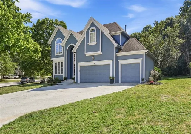 Photo 2 of Single family home for sale at 533 Ne Emerald Dr, Lees Summit, MO 64064 | MLS# 2641328 | Listing updated on 2026-10-04