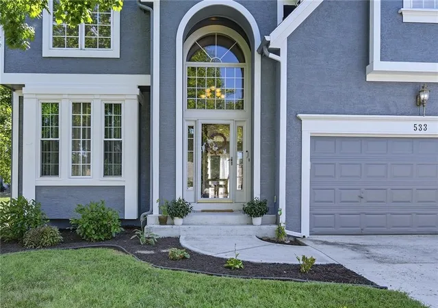 Photo 3 of Single family home for sale at 533 Ne Emerald Dr, Lees Summit, MO 64064 | MLS# 2641328 | Listing updated on 2026-10-04