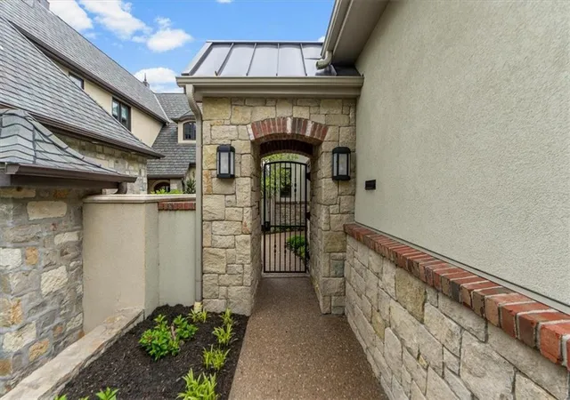 Photo 2 of Sale Pending at 4635 Jarboe St, Kansas City, MO 64112 | MLS# 2641330 | Listing updated on 2026-09-28