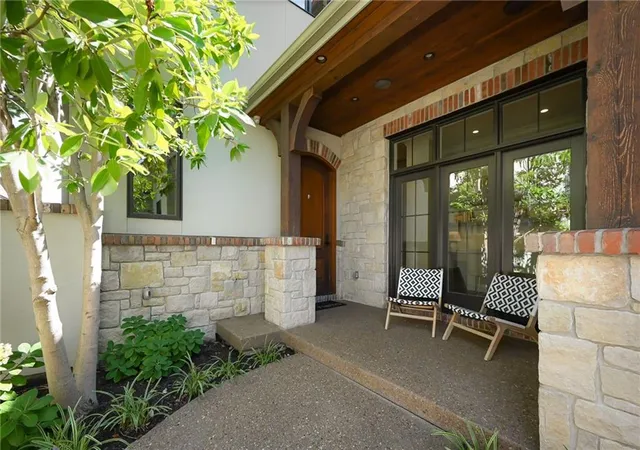 Photo 3 of Sale Pending at 4635 Jarboe St, Kansas City, MO 64112 | MLS# 2641330 | Listing updated on 2026-09-28