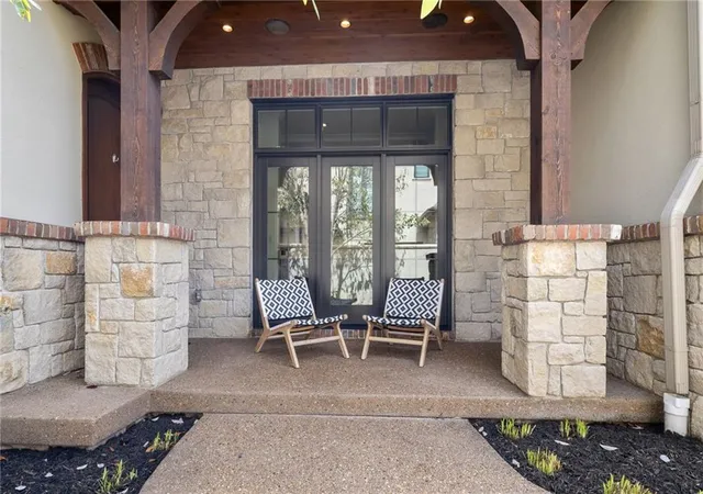 Photo 3 of Sale Pending at 4635 Jarboe St, Kansas City, MO 64112 | MLS# 2641330 | Listing updated on 2026-09-28