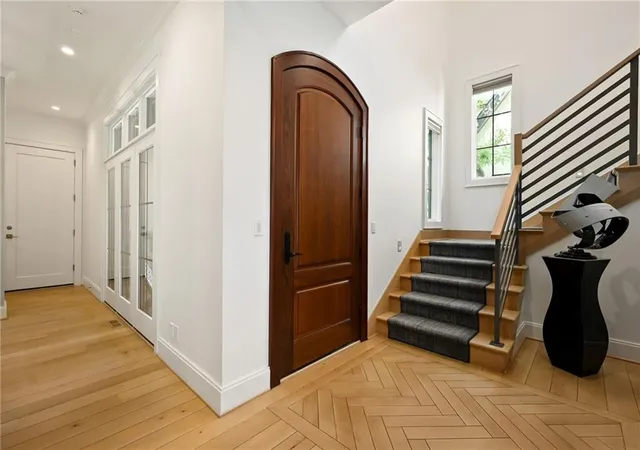 Photo 4 of Sale Pending at 4635 Jarboe St, Kansas City, MO 64112 | MLS# 2641330 | Listing updated on 2026-09-28