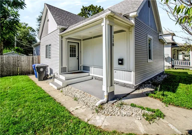 Photo 2 of Single family home for sale at 118 S Quincy Ave, Sedalia, MO 65301 | MLS# 2641336 | Listing updated on 2026-10-01