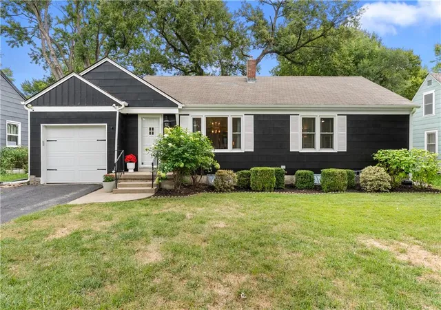 Photo 1 of Sale Pending at 8425 Ward Pkwy Plz, Kansas City, MO 64114 | MLS# 2641373 | Listing updated on 2026-09-26