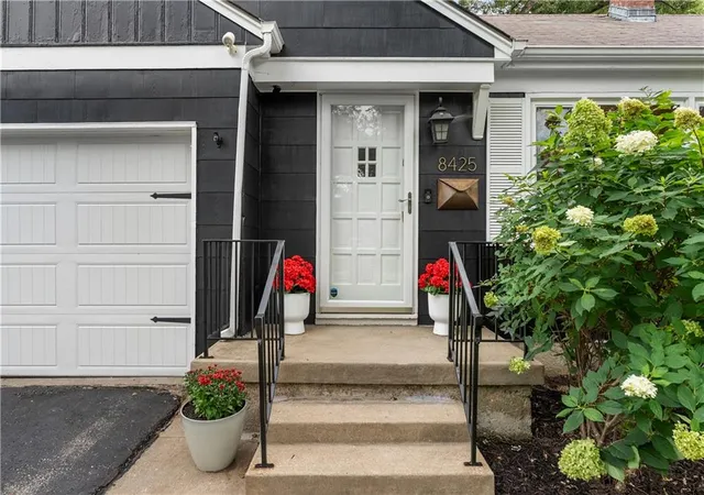 Photo 2 of Sale Pending at 8425 Ward Pkwy Plz, Kansas City, MO 64114 | MLS# 2641373 | Listing updated on 2026-09-26