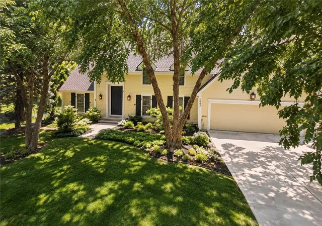 Photo 1 of Single family home for sale at 4001 W 101st Terrace, Overland Park, KS 66207 | MLS# 2641389 | Listing updated on 2026-09-18