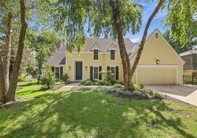 Photo 2 of Single family home for sale at 4001 W 101st Terrace, Overland Park, KS 66207 | MLS# 2641389 | Listing updated on 2026-09-18