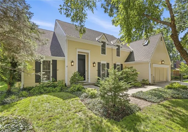 Photo 4 of Single family home for sale at 4001 W 101st Terrace, Overland Park, KS 66207 | MLS# 2641389 | Listing updated on 2026-09-18