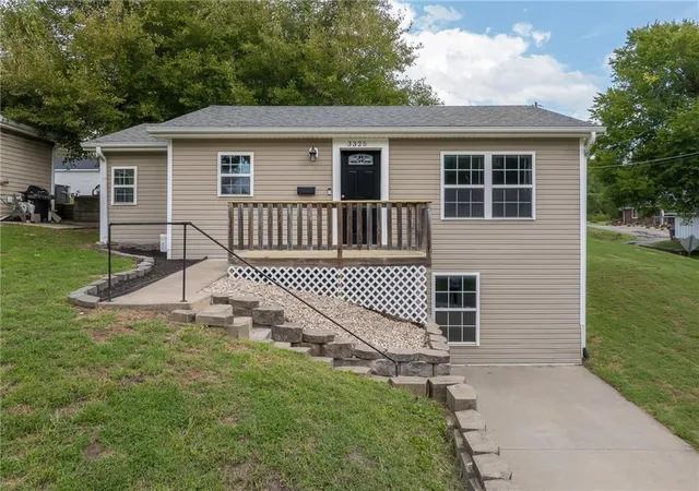 Photo 1 of Single family home for sale at 3325 Locust St, Saint Joseph, MO 64501 | MLS# 2641395 | Listing updated on 2026-09-20