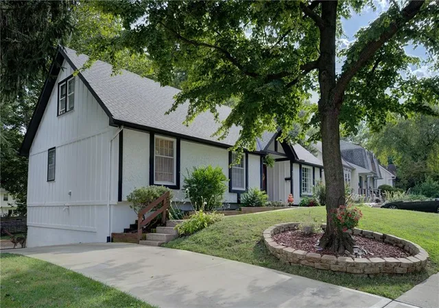Photo 2 of Single family home for sale at 9127 W 91st Terrace, Overland Park, KS 66212 | MLS# 2641402 | Listing updated on 2026-09-16