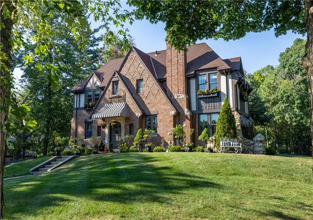 Photo 3 of Single family home for sale at 1610 Ashland Ave, Saint Joseph, MO 64506 | MLS# 2641427 | Listing updated on 2026-10-23