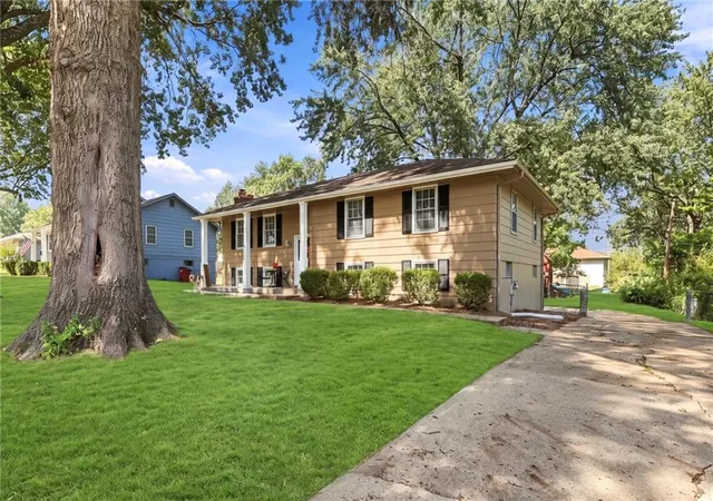 Photo 2 of Single family home for sale at 804 Se 13th Street, Oak Grove, MO 64075 | MLS# 2641429 | Listing updated on 2026-10-04