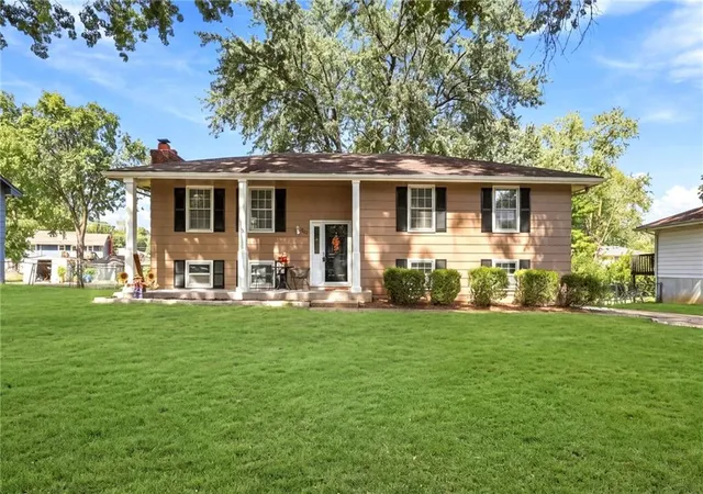 Photo 3 of Single family home for sale at 804 Se 13th Street, Oak Grove, MO 64075 | MLS# 2641429 | Listing updated on 2026-10-04