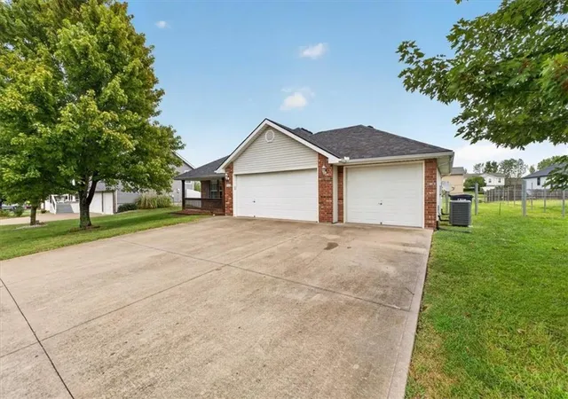 Photo 2 of Single family home for sale at 507 Sw Cross Crk Dr, Grain Valley, MO 64029 | MLS# 2641434 | Listing updated on 2026-09-12