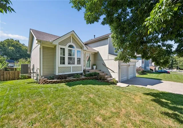 Photo 2 of Single family home for sale at 819 Ne 116th Terrace, Kansas City, MO 64155 | MLS# 2641436 | Listing updated on 2026-09-12