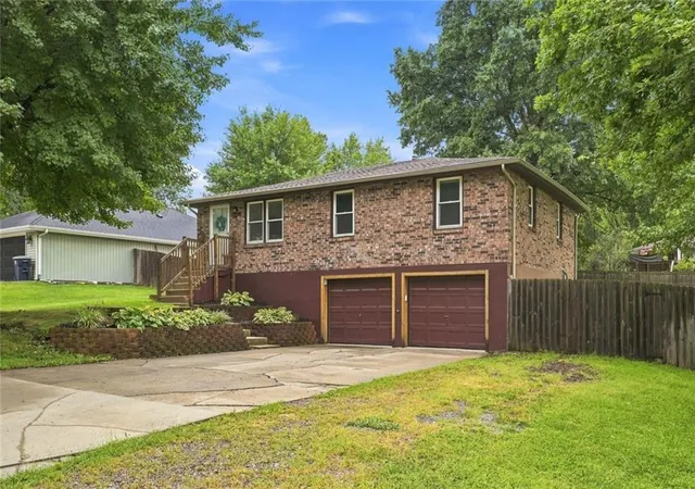 Photo 3 of Sale Pending at 10728 N Walnut St, Kansas City, MO 64155 | MLS# 2641454 | Listing updated on 2026-10-07