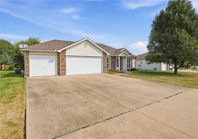 Photo 2 of Single family home for sale at 728 Country Ln, Raymore, MO 64083 | MLS# 2641472 | Listing updated on 2026-09-18
