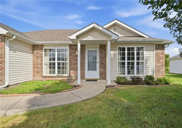 Photo 3 of Single family home for sale at 728 Country Ln, Raymore, MO 64083 | MLS# 2641472 | Listing updated on 2026-09-18
