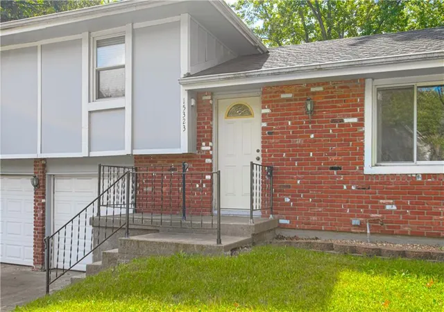 Photo 2 of Sale Pending at 15323 S Circle Dr, Basehor, KS 66007 | MLS# 2641474 | Listing updated on 2026-09-26
