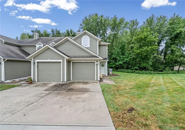 Condo for sale at 6066 NE Moonstone Dr, Lees Summit, MO 64064 | MLS# 2641490