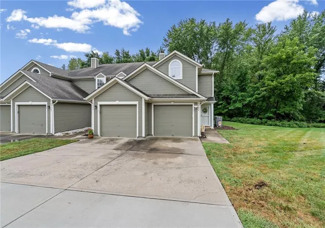 Photo 2 of Sale Pending at 6066 Ne Moonstone Dr, Lees Summit, MO 64064 | MLS# 2641490 | Listing updated on 2026-09-26