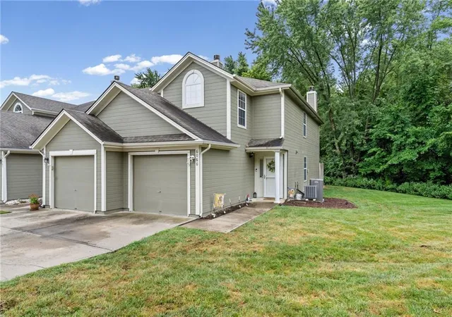 Photo 3 of Sale Pending at 6066 Ne Moonstone Dr, Lees Summit, MO 64064 | MLS# 2641490 | Listing updated on 2026-09-26