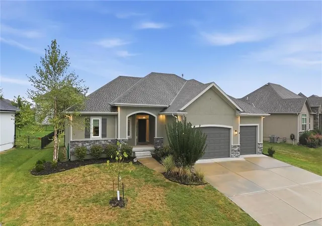 Photo 2 of Single family home for sale at 1067 Sw Conch Cir, Lees Summit, MO 64064 | MLS# 2641494 | Listing updated on 2026-10-06