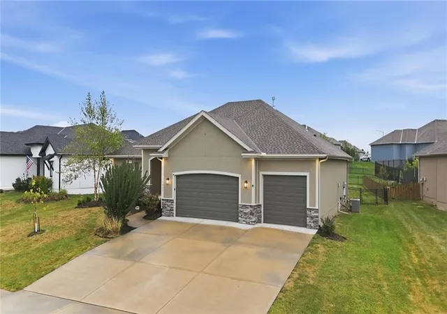 Photo 3 of Single family home for sale at 1067 Sw Conch Cir, Lees Summit, MO 64064 | MLS# 2641494 | Listing updated on 2026-10-06