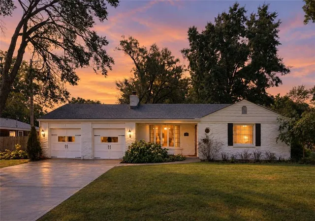Single family home for sale at 7001 W 68th Street, Overland Park, KS 66204 | MLS# 2641508