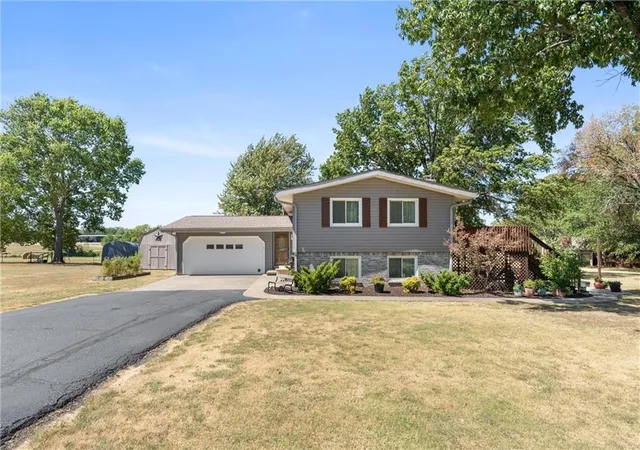 Photo 2 of Single family home for sale at 1679 Cr 3950, Coffeyville, KS 67337 | MLS# 2641539 | Listing updated on 2026-09-17