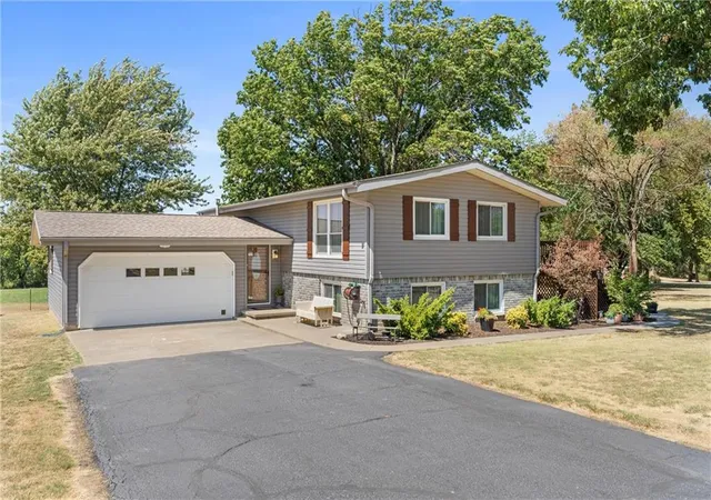 Photo 3 of Single family home for sale at 1679 Cr 3950, Coffeyville, KS 67337 | MLS# 2641539 | Listing updated on 2026-09-17