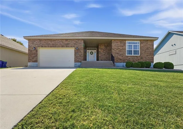 Photo 3 of Single family home for sale at 3904 SW Briarwood Oaks Dr, Blue Springs, MO 64015 | MLS# 2641562 | Listing updated on 2026-10-08