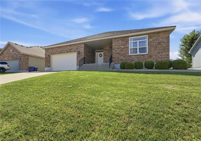 Photo 4 of Single family home for sale at 3904 SW Briarwood Oaks Dr, Blue Springs, MO 64015 | MLS# 2641562 | Listing updated on 2026-10-08
