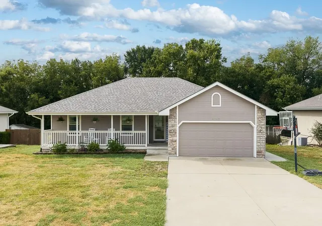 Photo 1 of Sale Pending at 4045 Se 23rd Terrace, Tecumseh, KS 66542 | MLS# 2641588 | Listing updated on 2026-09-29