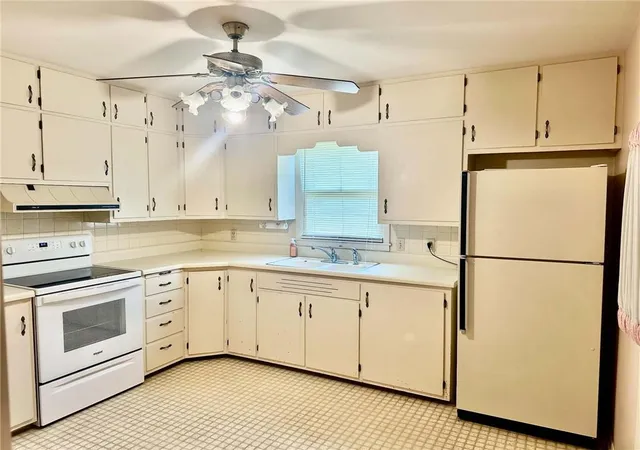 Photo 2 of Single family home for sale at 104 Meadow Ln, Warrensburg, MO 64093 | MLS# 2641589 | Listing updated on 2026-09-19