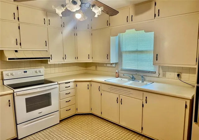 Photo 3 of Single family home for sale at 104 Meadow Ln, Warrensburg, MO 64093 | MLS# 2641589 | Listing updated on 2026-09-19
