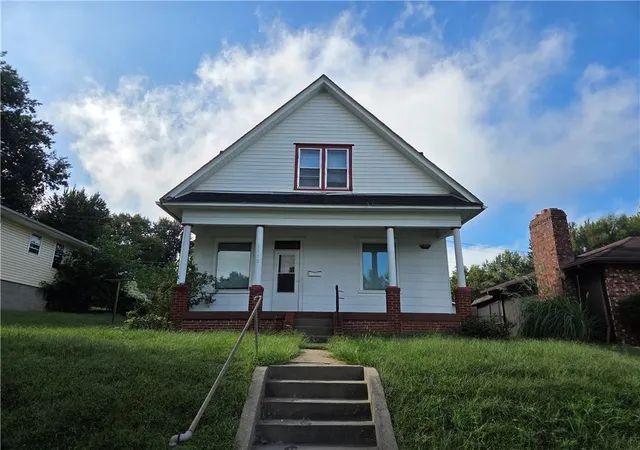 Photo 2 of Single family home for sale at 3510 Seneca St, Saint Joseph, MO 64507 | MLS# 2641613 | Listing updated on 2026-09-12