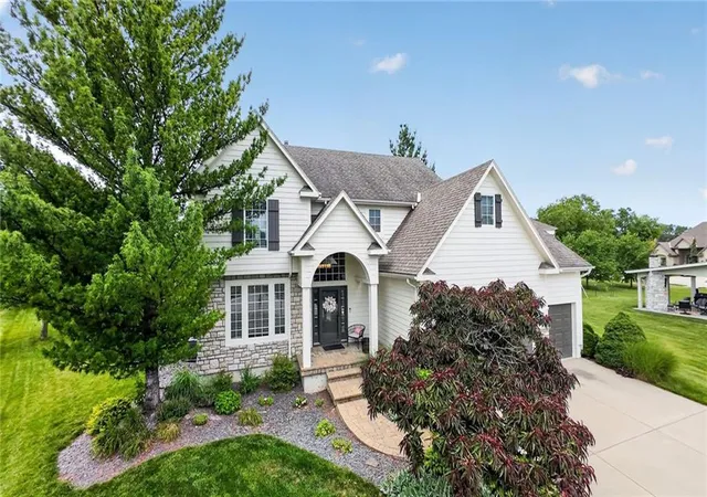 Photo 1 of Single family home for sale at 2929 Lewis Cir, Lee's Summit, MO 64081 | MLS# 2641614 | Listing updated on 2026-09-17