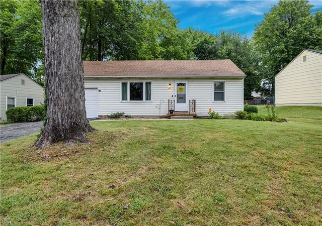 Photo 3 of Sale Pending at 11416 W 67th Terrace, Shawnee, KS 66203 | MLS# 2641621 | Listing updated on 2026-09-22