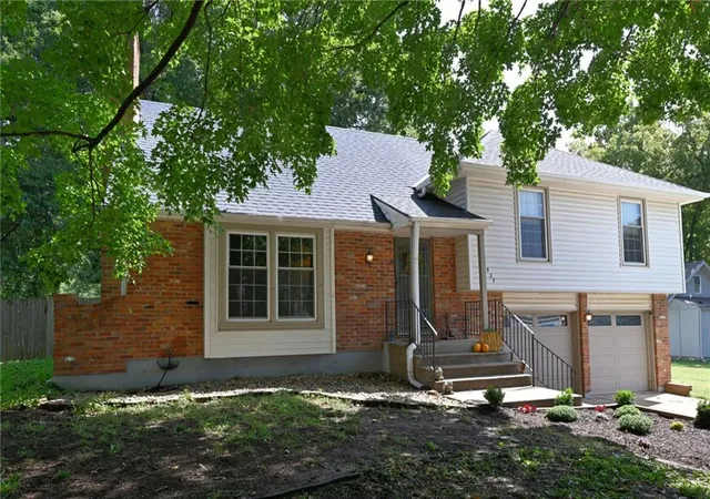 Photo 4 of Sale Pending at 5527 Westgate St, Shawnee, KS 66216 | MLS# 2641637 | Listing updated on 2026-09-28